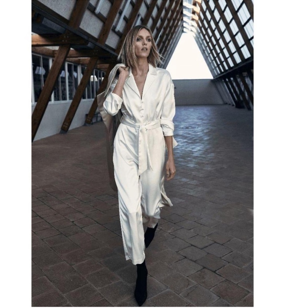 ✨Gorgeous “ Zara Oyster White Belted Satin Effect
Crepe Jumpsuit